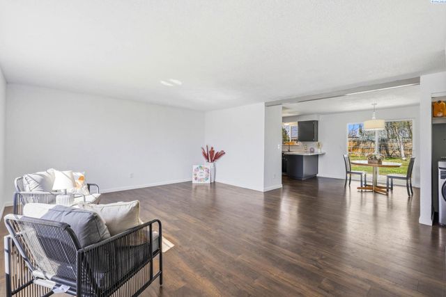 424 W 11th Ave, Kennewick, WA 99337