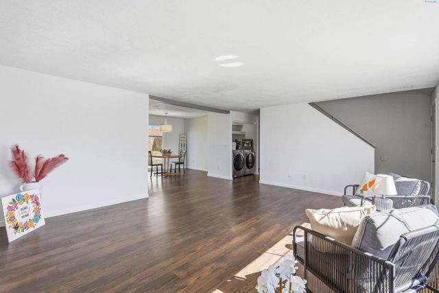 424 W 11th Ave, Kennewick, WA 99337