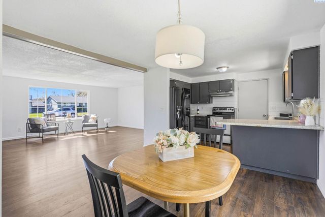 424 W 11th Ave, Kennewick, WA 99337