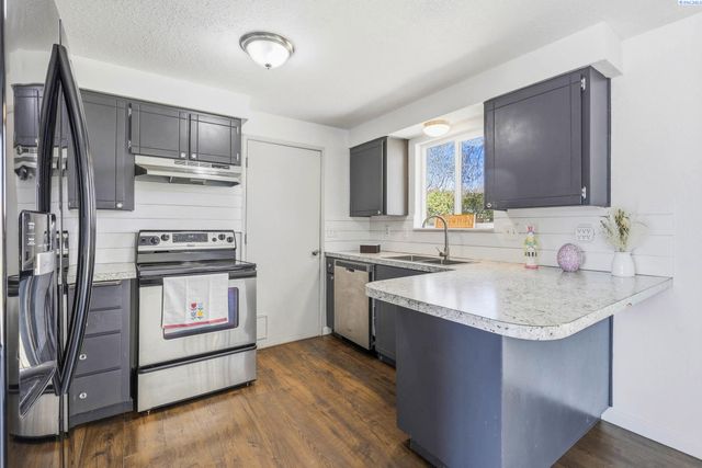 424 W 11th Ave, Kennewick, WA 99337