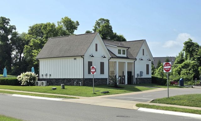 1076 Westgate Dr, Gallatin, TN 37066