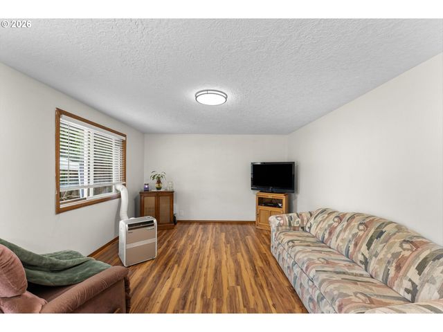 177 S Heather St, Cornelius, OR 97113