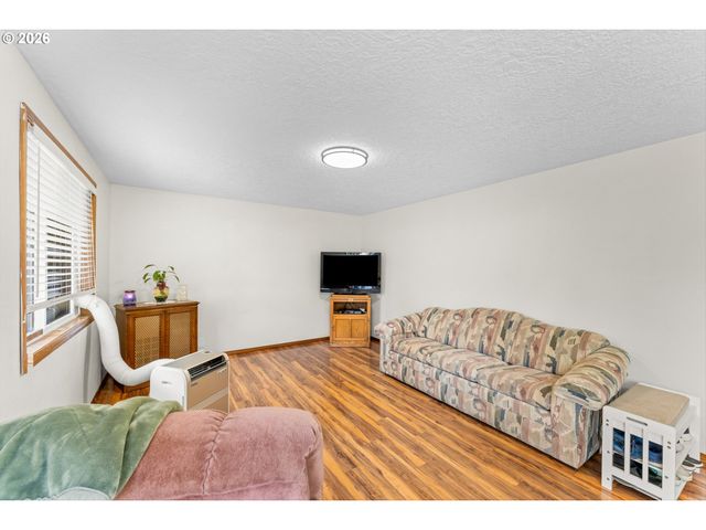 177 S Heather St, Cornelius, OR 97113