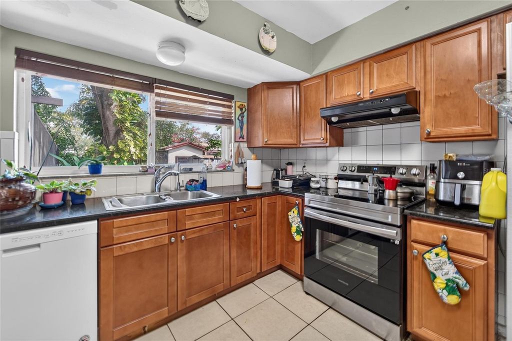 Image 16 of property listing at 7003 SUMMERBRIDGE DRIVE, Tampa, FL 33634