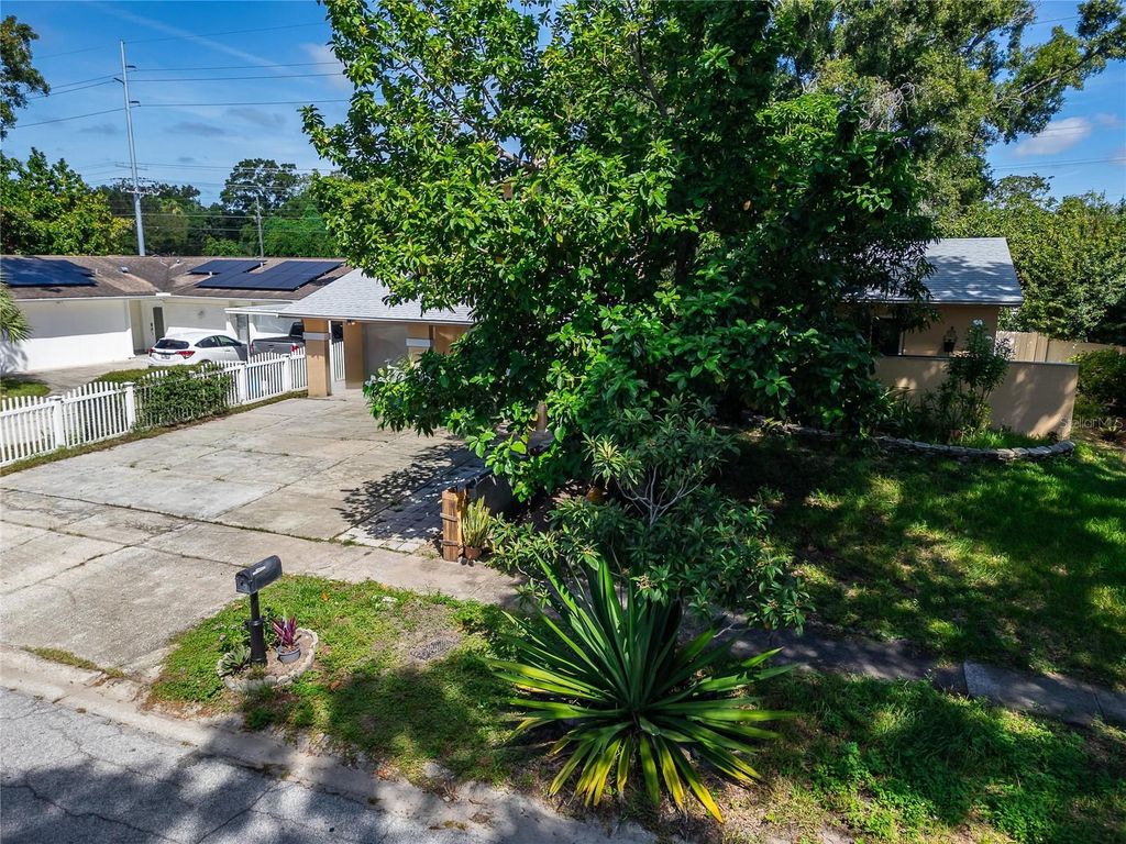Image 3 of property listing at 7003 SUMMERBRIDGE DRIVE, Tampa, FL 33634