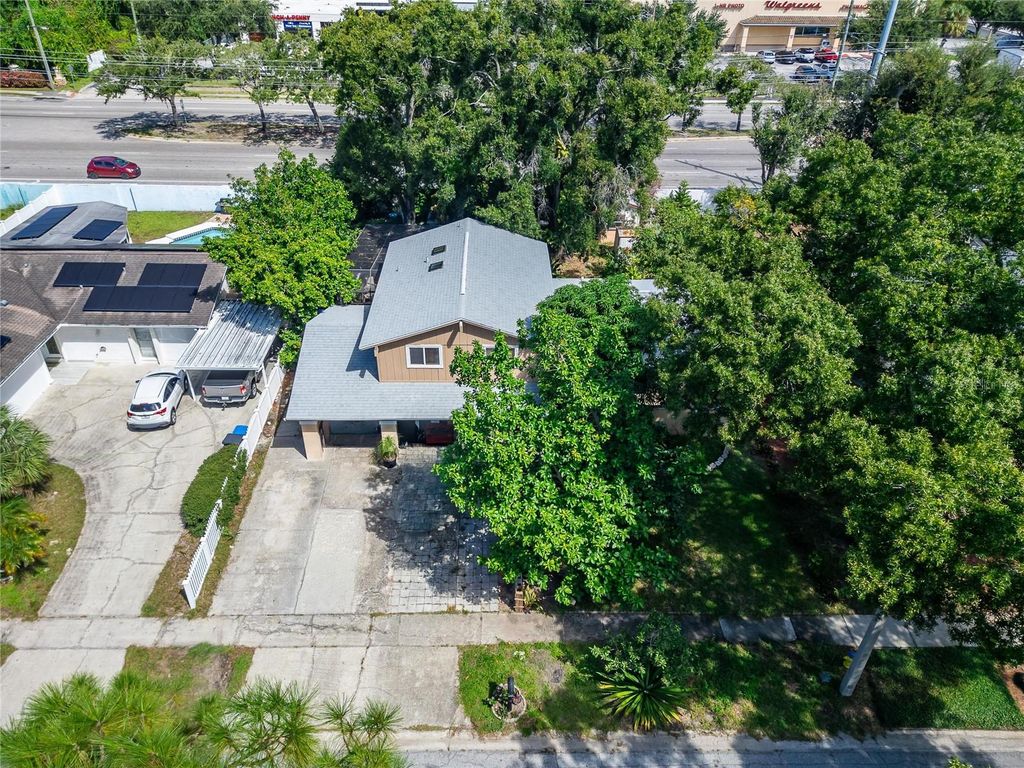 Image 6 of property listing at 7003 SUMMERBRIDGE DRIVE, Tampa, FL 33634