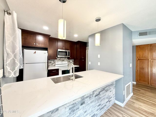 533 W GUADALUPE Road 1140, Mesa, AZ 85210