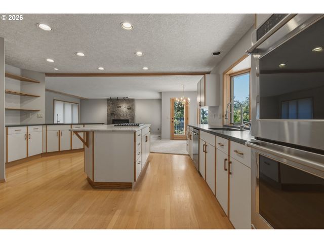 1912 SUNBURST Ter, West Linn, OR 97068