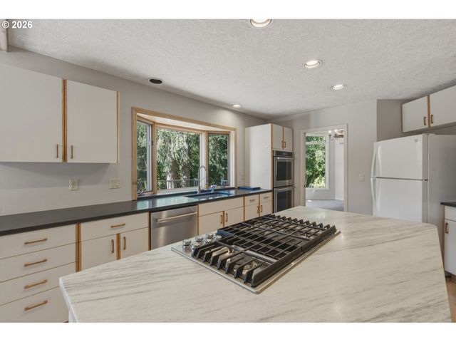 1912 SUNBURST Ter, West Linn, OR 97068