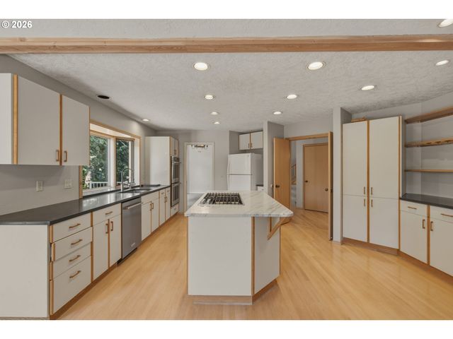 1912 SUNBURST Ter, West Linn, OR 97068