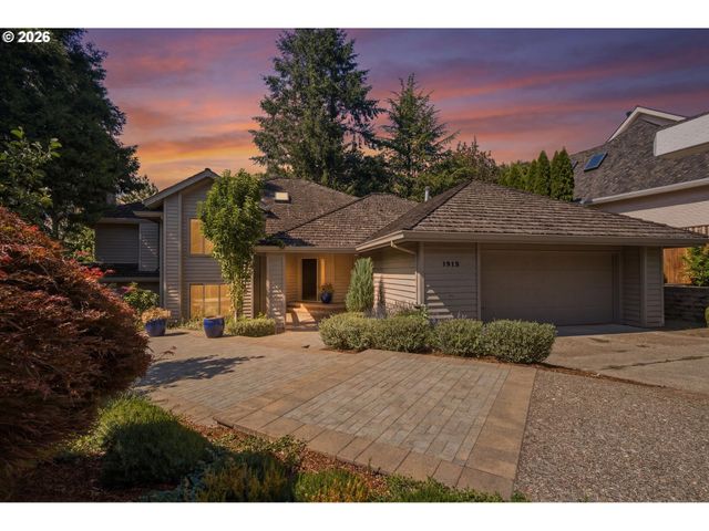 1912 SUNBURST Ter, West Linn, OR 97068