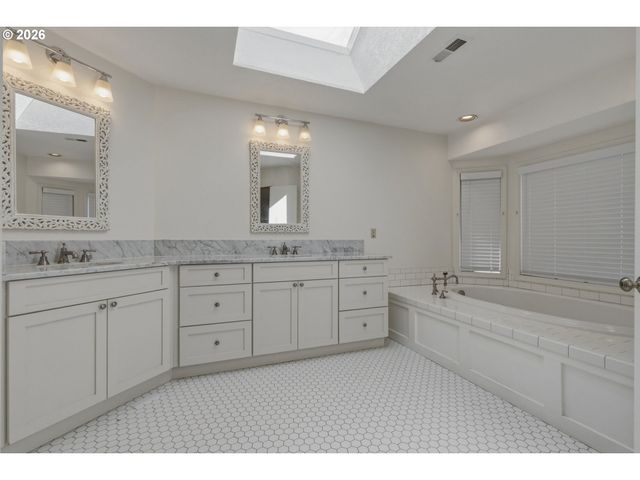 1912 SUNBURST Ter, West Linn, OR 97068