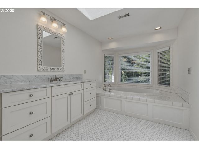1912 SUNBURST Ter, West Linn, OR 97068