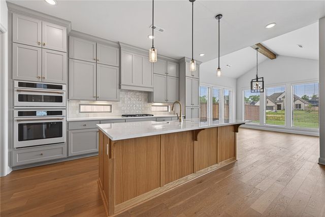 8900 W Comet Drive, Bentonville, AR 72713