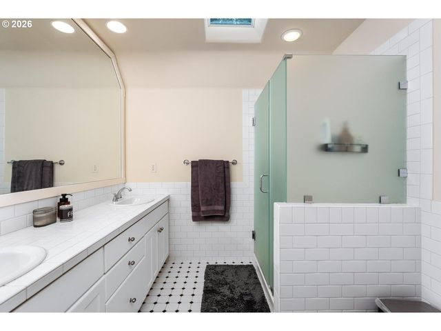 2306 Nw MILLER Rd, Portland, OR 97229