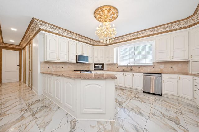 24 Windermere Lane, Houston, TX 77063