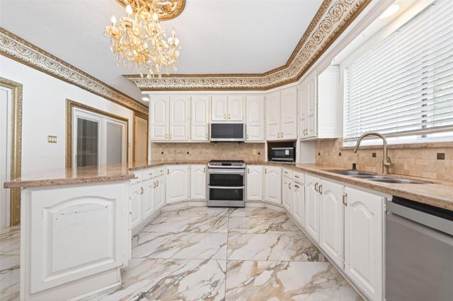 24 Windermere Lane, Houston, TX 77063