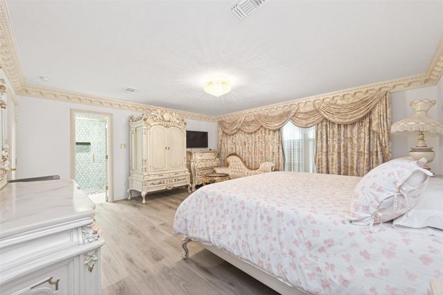 24 Windermere Lane, Houston, TX 77063