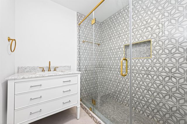 24 Windermere Lane, Houston, TX 77063