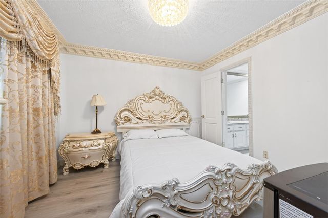 24 Windermere Lane, Houston, TX 77063