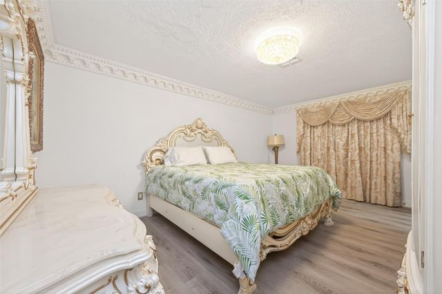 24 Windermere Lane, Houston, TX 77063