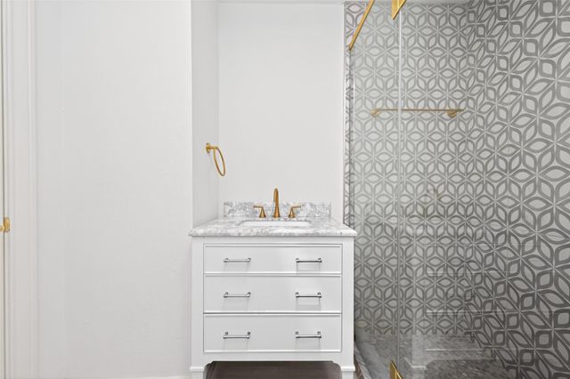 24 Windermere Lane, Houston, TX 77063