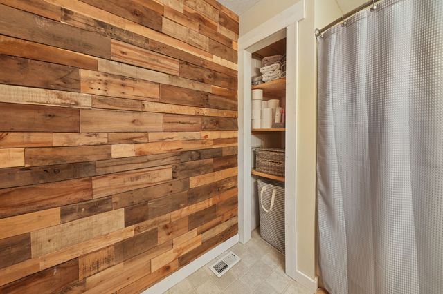 926 8th Avenue NW, Altoona, IA 50009