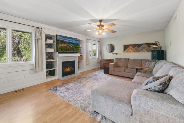 926 8th Avenue NW, Altoona, IA 50009