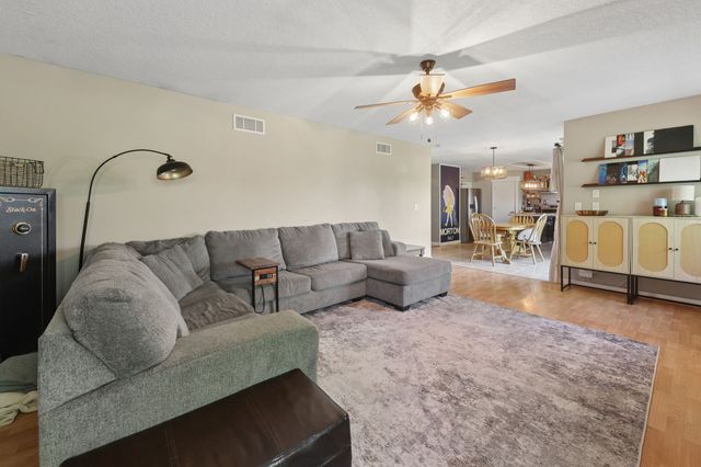 926 8th Avenue NW, Altoona, IA 50009