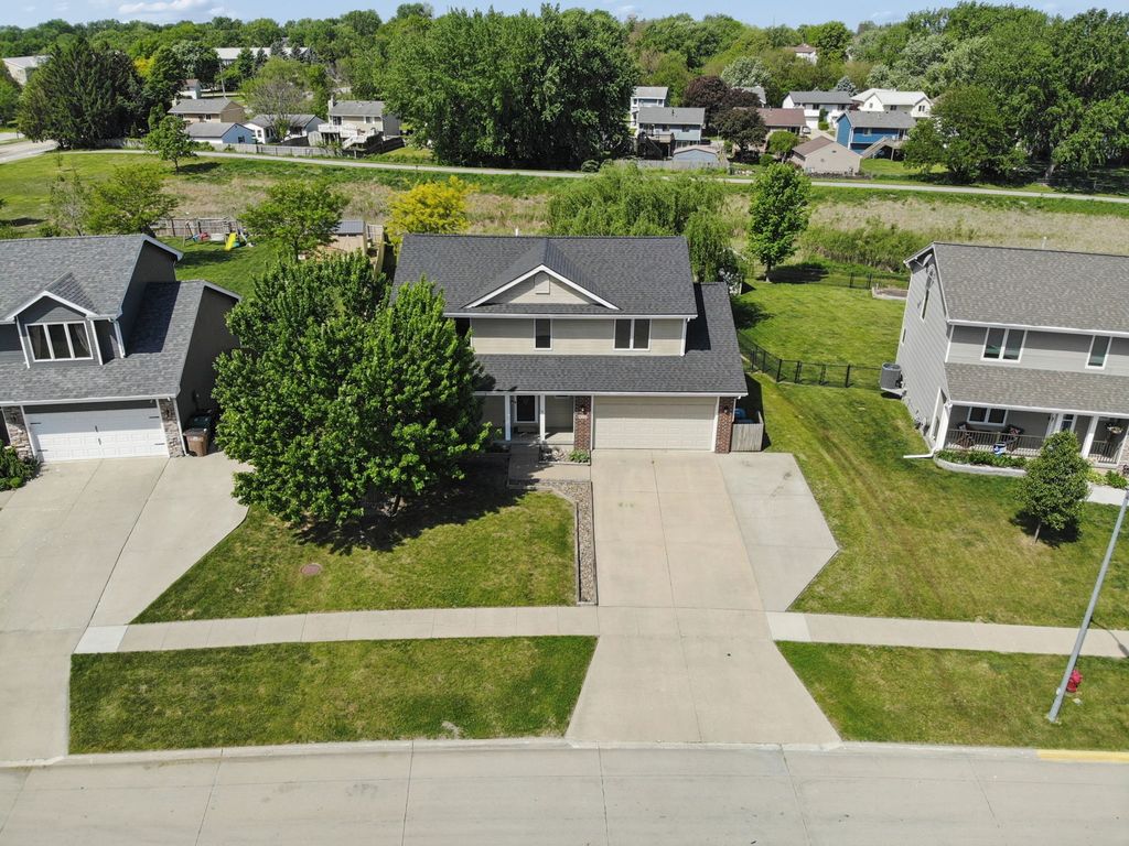 926 8th Avenue NW, Altoona, IA 50009