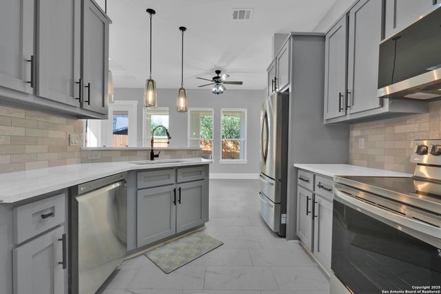 1363 Canyon Edge, Canyon Lake, TX 78133