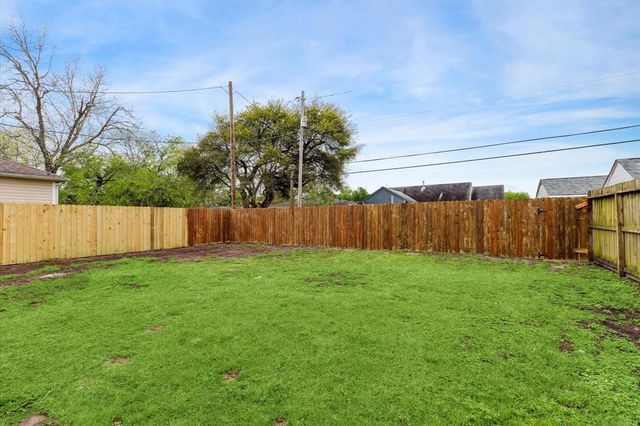 125 18th Avenue N, Texas City, TX 77590