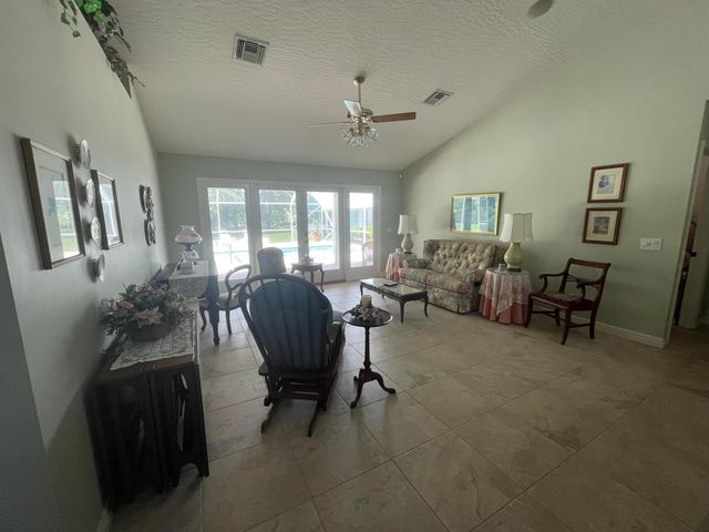 717 W Fischer Circle, Sebastian, FL 32958