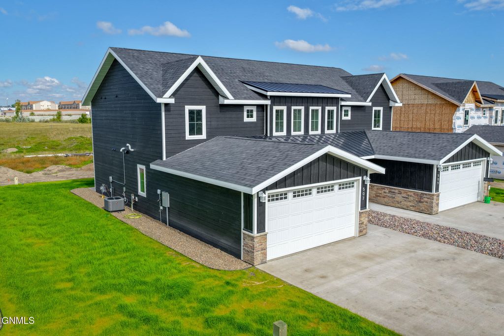 507 46th Street E, Williston, ND 58801 photo 2