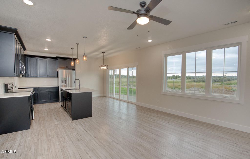 507 46th Street E, Williston, ND 58801 photo 3