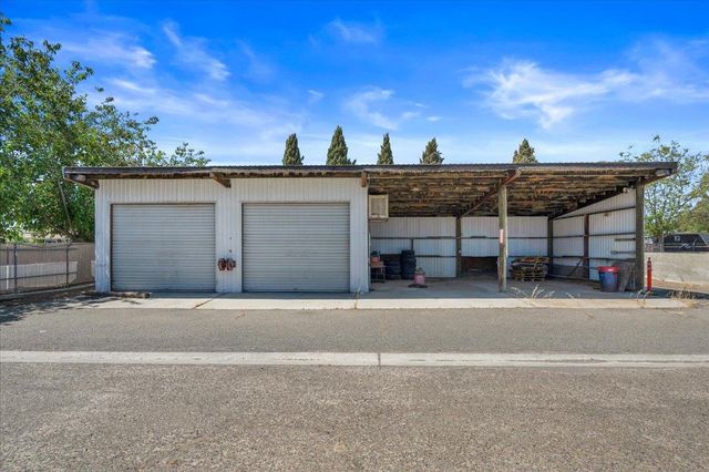 150 W Glenn Avenue, Coalinga, CA 93210