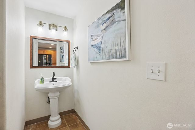 1601 E 4th Way, La Center, WA 98629