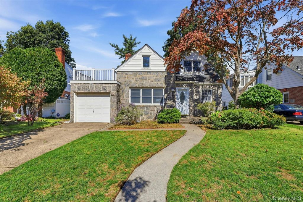 41 Oak Drive, New Hyde Park, NY 11040 — exterior