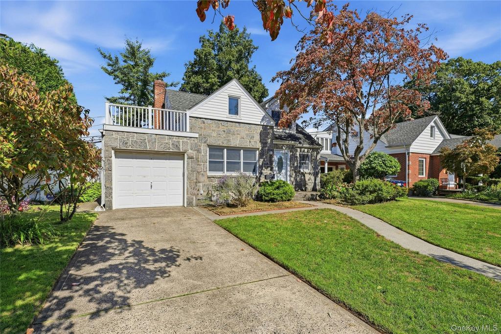 41 Oak Drive, New Hyde Park, NY 11040 — photo 2