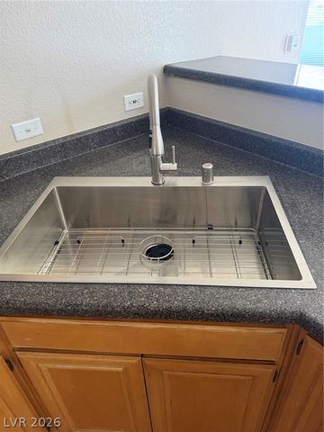 10245 South Maryland Parkway 132, Las Vegas, NV 89183