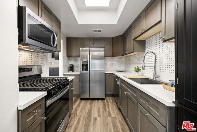 6540 Hayvenhurst Avenue 3, Los Angeles, CA 91406