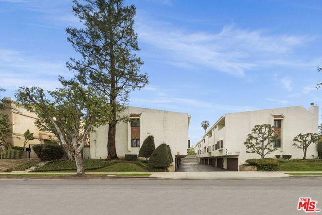 6540 Hayvenhurst Avenue 3, Los Angeles, CA 91406