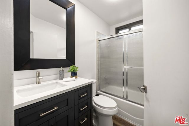 6540 Hayvenhurst Avenue 3, Los Angeles, CA 91406