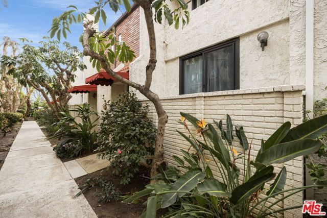 6540 Hayvenhurst Avenue 3, Los Angeles, CA 91406