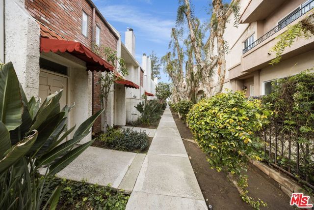 6540 Hayvenhurst Avenue 3, Los Angeles, CA 91406