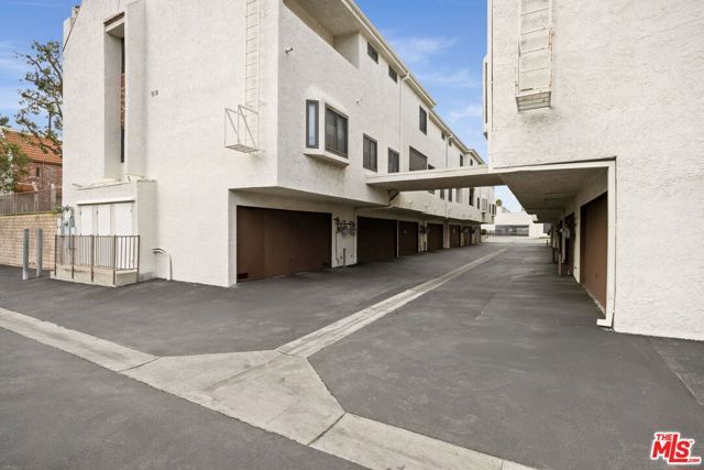 6540 Hayvenhurst Avenue 3, Los Angeles, CA 91406