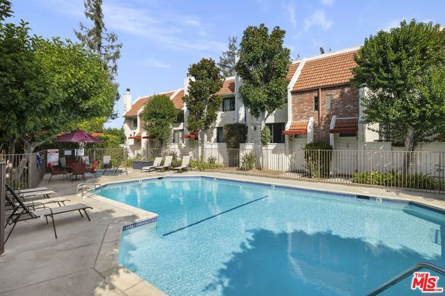 6540 Hayvenhurst Avenue 3, Los Angeles, CA 91406