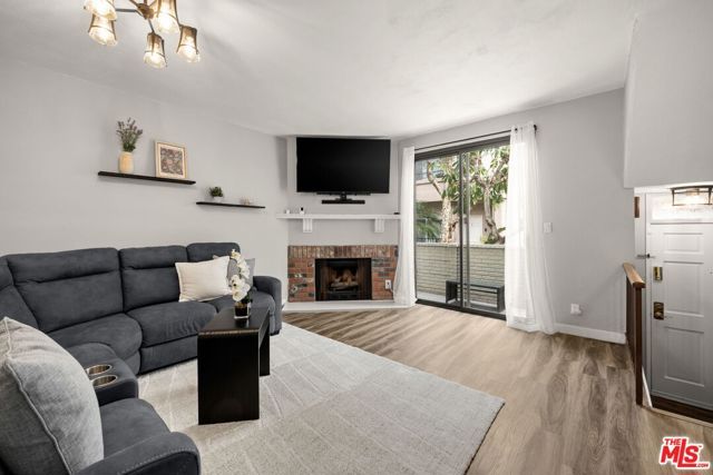 6540 Hayvenhurst Avenue 3, Los Angeles, CA 91406