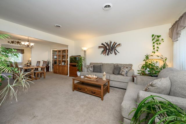 8 Killington Road, Toms River, NJ 08757