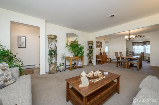 8 Killington Road, Toms River, NJ 08757